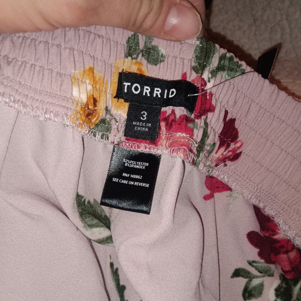 TORRID high waisted floral trousers ๐ - Picture 10 of 10